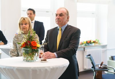 Ministerpräsident Wüst händigt Hendrik Snoek den Bundesverdienstorden aus