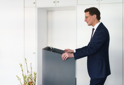 Ministerpräsident Wüst händigt Hendrik Snoek den Bundesverdienstorden aus