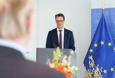 Ministerpräsident Wüst händigt Hendrik Snoek den Bundesverdienstorden aus