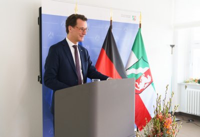 Ministerpräsident Wüst händigt Hendrik Snoek den Bundesverdienstorden aus