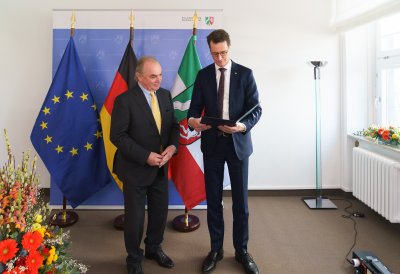 Ministerpräsident Wüst händigt Hendrik Snoek den Bundesverdienstorden aus