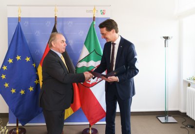 Ministerpräsident Wüst händigt Hendrik Snoek den Bundesverdienstorden aus