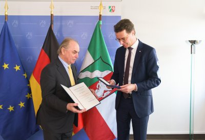 Ministerpräsident Wüst händigt Hendrik Snoek den Bundesverdienstorden aus