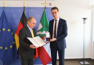 Ministerpräsident Wüst händigt Hendrik Snoek den Bundesverdienstorden aus