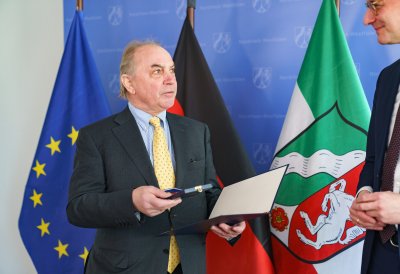 Ministerpräsident Wüst händigt Hendrik Snoek den Bundesverdienstorden aus