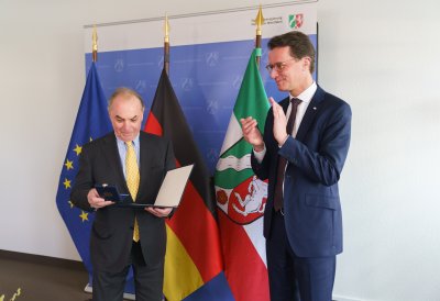 Ministerpräsident Wüst händigt Hendrik Snoek den Bundesverdienstorden aus