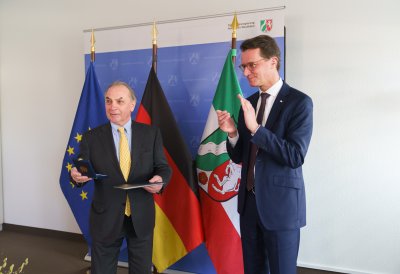 Ministerpräsident Wüst händigt Hendrik Snoek den Bundesverdienstorden aus