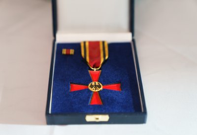 Ministerpräsident Wüst händigt Hendrik Snoek den Bundesverdienstorden aus