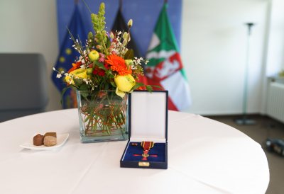 Ministerpräsident Wüst händigt Hendrik Snoek den Bundesverdienstorden aus