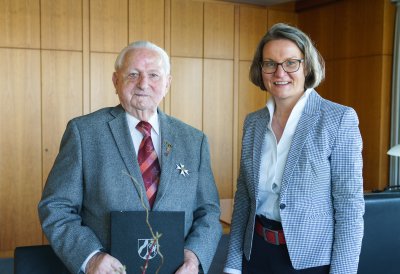 Ministerin Scharrenbach ehrt Werner Schmidt mit dem Verdienstorden des Landes Nordrhein-Westfalen