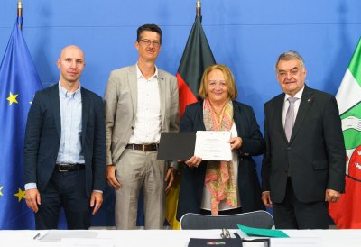 Gruppenfoto mit unterzeichnetem Kooperationsvertrag