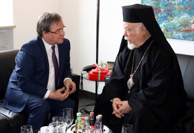 Ministerpräsident Laschet empfängt griechisch-orthodoxen Metropoliten Augoustinos Labardakis