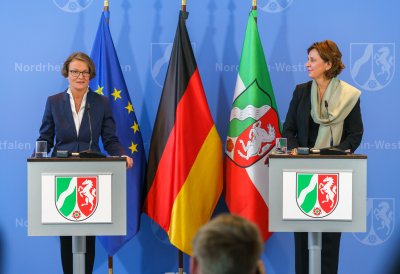 Schulministerin Yvonne Gebauer und Kommunalministerin Ina Scharrenbach