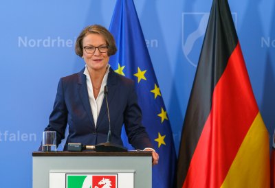 Schulministerin Yvonne Gebauer und Kommunalministerin Ina Scharrenbach