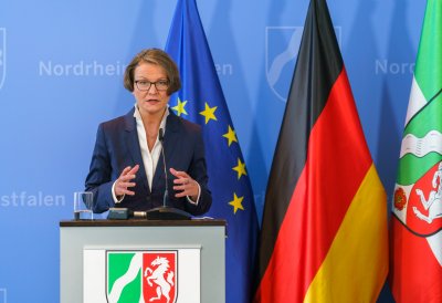 Schulministerin Yvonne Gebauer und Kommunalministerin Ina Scharrenbach