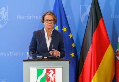 Schulministerin Yvonne Gebauer und Kommunalministerin Ina Scharrenbach
