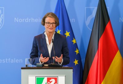 Schulministerin Yvonne Gebauer und Kommunalministerin Ina Scharrenbach