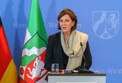 Schulministerin Yvonne Gebauer und Kommunalministerin Ina Scharrenbach