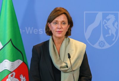 Schulministerin Yvonne Gebauer und Kommunalministerin Ina Scharrenbach