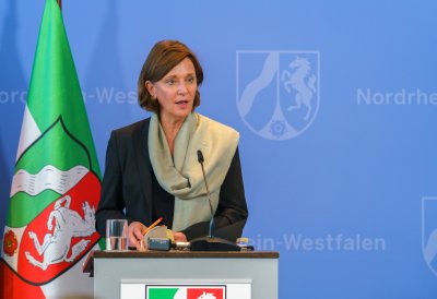 Schulministerin Yvonne Gebauer und Kommunalministerin Ina Scharrenbach