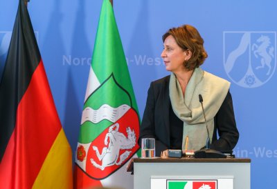 Schulministerin Yvonne Gebauer und Kommunalministerin Ina Scharrenbach