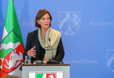 Schulministerin Yvonne Gebauer und Kommunalministerin Ina Scharrenbach