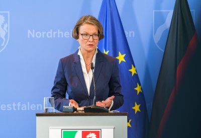Schulministerin Yvonne Gebauer und Kommunalministerin Ina Scharrenbach