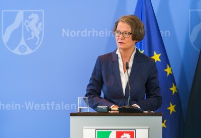 Schulministerin Yvonne Gebauer und Kommunalministerin Ina Scharrenbach