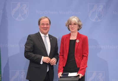 Ministerpräsident Armin Laschet zeichnet 19 Bürgerinnen und Bürger mit dem Landesverdienstorden aus