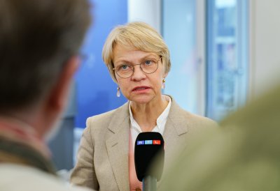 Ministerin Feller gibt ein Pressestatement