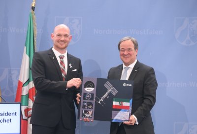 Ministerpräsident Armin Laschet zeichnet 19 Bürgerinnen und Bürger mit dem Landesverdienstorden aus