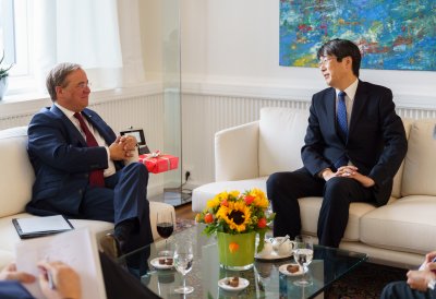 Ministerpräsident Armin Laschet empfängt den Generalkonsul von Japan in Nordrhein-Westfalen