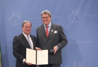 Ministerpräsident Armin Laschet zeichnet 19 Bürgerinnen und Bürger mit dem Landesverdienstorden aus