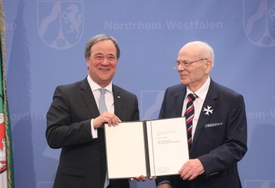 Ministerpräsident Armin Laschet zeichnet 19 Bürgerinnen und Bürger mit dem Landesverdienstorden aus