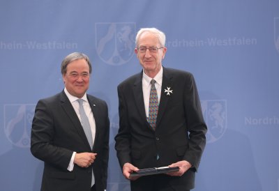 Ministerpräsident Armin Laschet zeichnet 19 Bürgerinnen und Bürger mit dem Landesverdienstorden aus