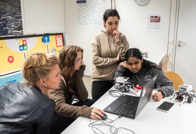 Schülerinnen im EnergyLab des zdi-Netzwerks Gelsenkirchen