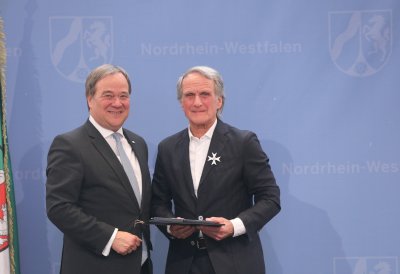 Ministerpräsident Armin Laschet zeichnet 19 Bürgerinnen und Bürger mit dem Landesverdienstorden aus