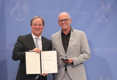 Ministerpräsident Armin Laschet zeichnet 19 Bürgerinnen und Bürger mit dem Landesverdienstorden aus