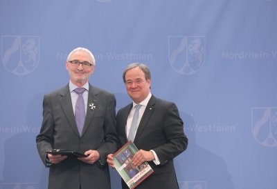 Ministerpräsident Armin Laschet zeichnet 19 Bürgerinnen und Bürger mit dem Landesverdienstorden aus