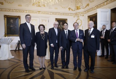Gruppenbild mit Bundespräsident Steinmeier und Ministerpräsident Laschet.