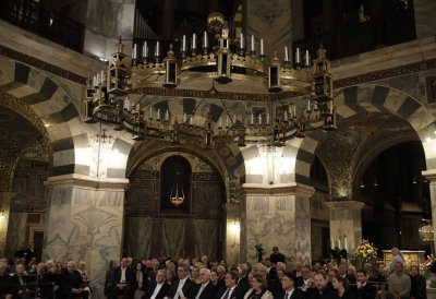 Die Ehrengäste gemeinsam in einer Sitzgruppe in der Mitte des Aachener Doms.