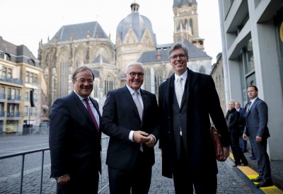 Ministerpräsident Laschet, Bundespräsident Steinmeier und eine weitere Person stehen vor dem Aachener Dom.