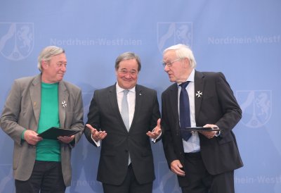 Ministerpräsident Armin Laschet zeichnet 19 Bürgerinnen und Bürger mit dem Landesverdienstorden aus