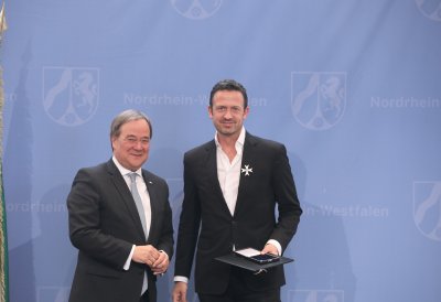 Ministerpräsident Armin Laschet zeichnet 19 Bürgerinnen und Bürger mit dem Landesverdienstorden aus