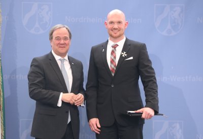 Ministerpräsident Armin Laschet zeichnet 19 Bürgerinnen und Bürger mit dem Landesverdienstorden aus