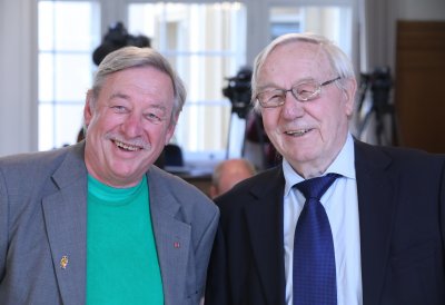 Ministerpräsident Armin Laschet zeichnet 19 Bürgerinnen und Bürger mit dem Landesverdienstorden aus