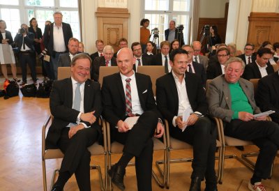 Ministerpräsident Armin Laschet zeichnet 19 Bürgerinnen und Bürger mit dem Landesverdienstorden aus