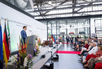 Ministerpräsident Hendrik Wüst verleiht den Staatspreis an Michael Schumacher