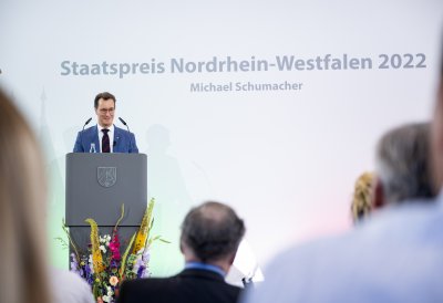 Ministerpräsident Hendrik Wüst verleiht den Staatspreis an Michael Schumacher
