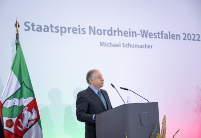 Ministerpräsident Hendrik Wüst verleiht den Staatspreis an Michael Schumacher